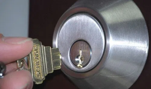 Royal Locksmith Store New Haven, CT 203-278-5092 - key-broke-in-lock